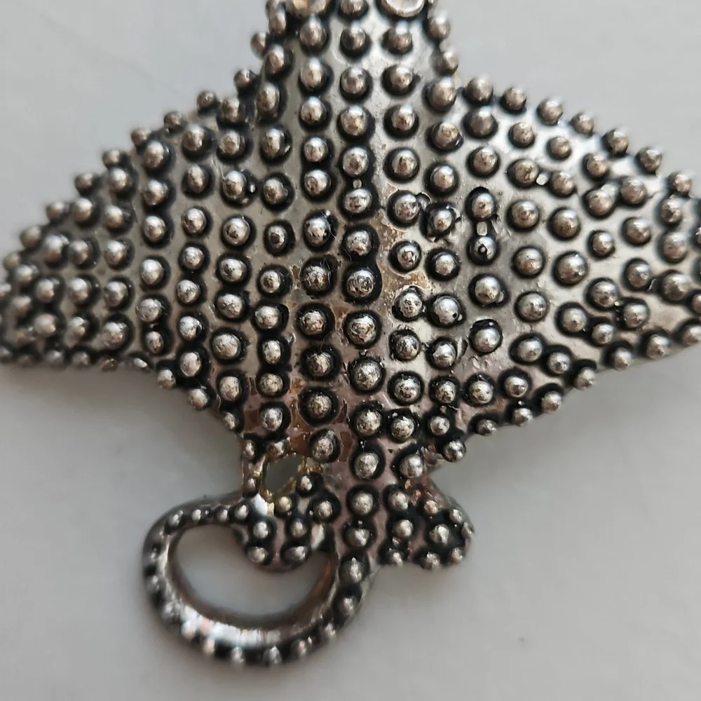 Silvertone & Rhinestone Eyes Sting Ray 3D Brooch